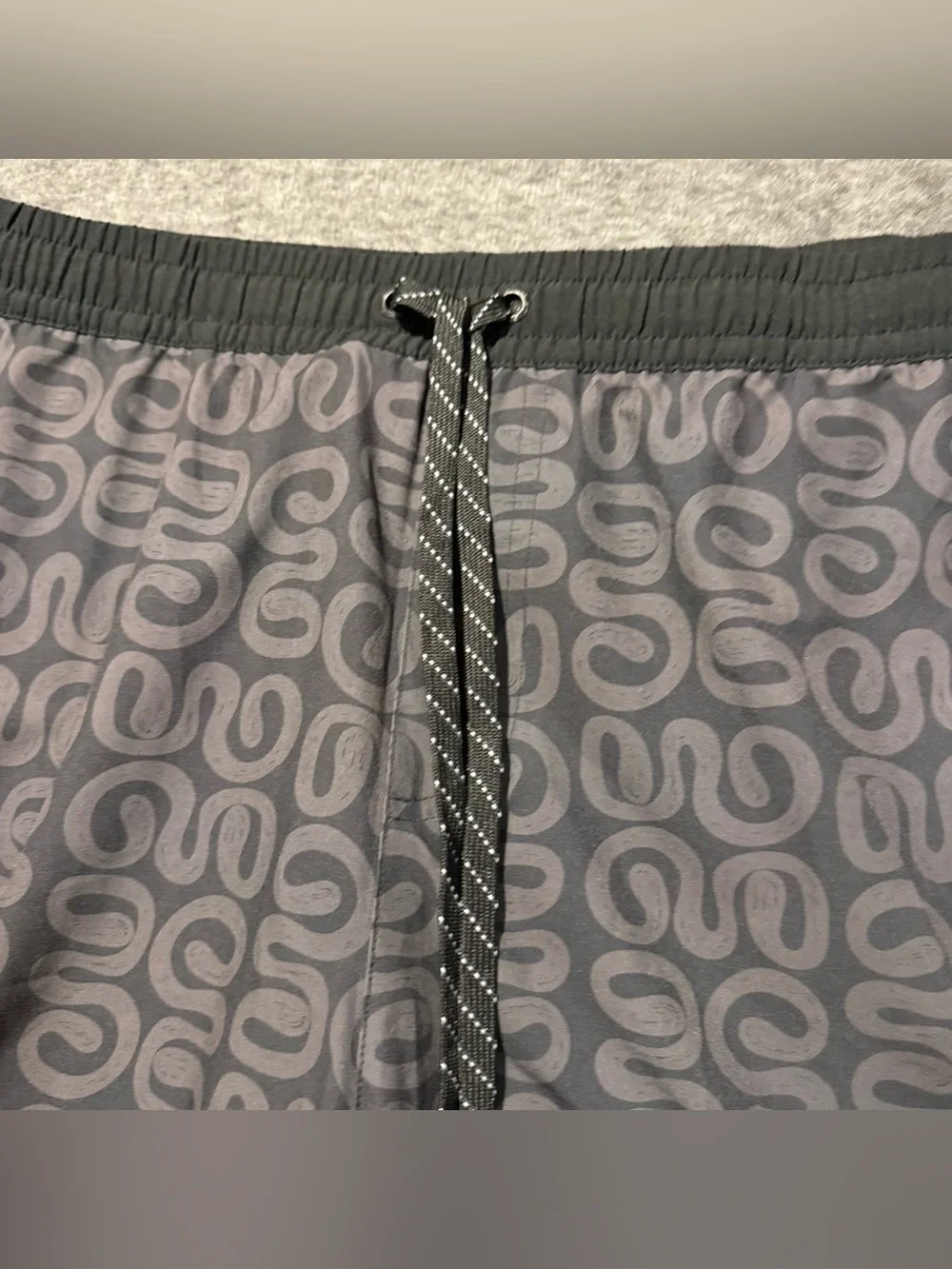 Quicksilver Swim Trunks Shorts Mens XXL Gray Black Patterned UPF 50 Quick Dry
